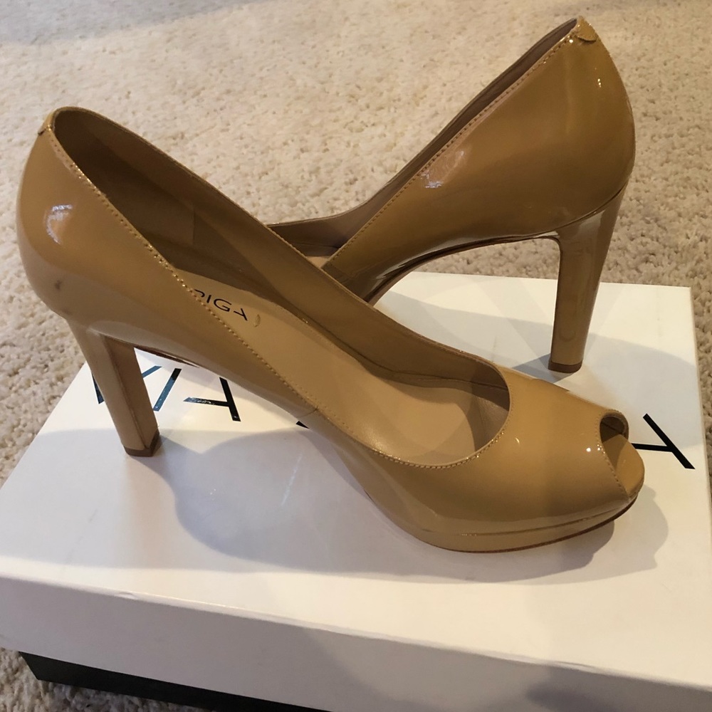 Peep toe pumps